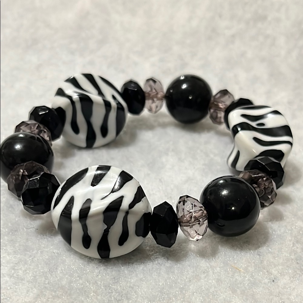Striking Faceted & Round Black/White Zebra Print Acrylic Beads Stretch Bracelet